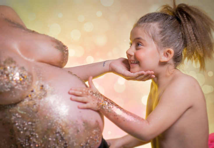 una embarazada maquillada y su hija con lucia camarena