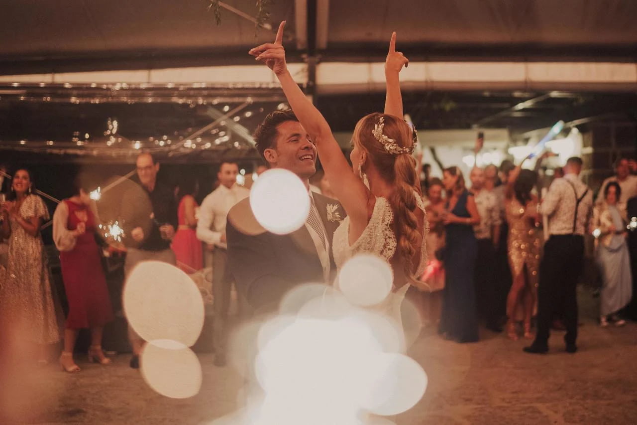 novios bailando en su boda