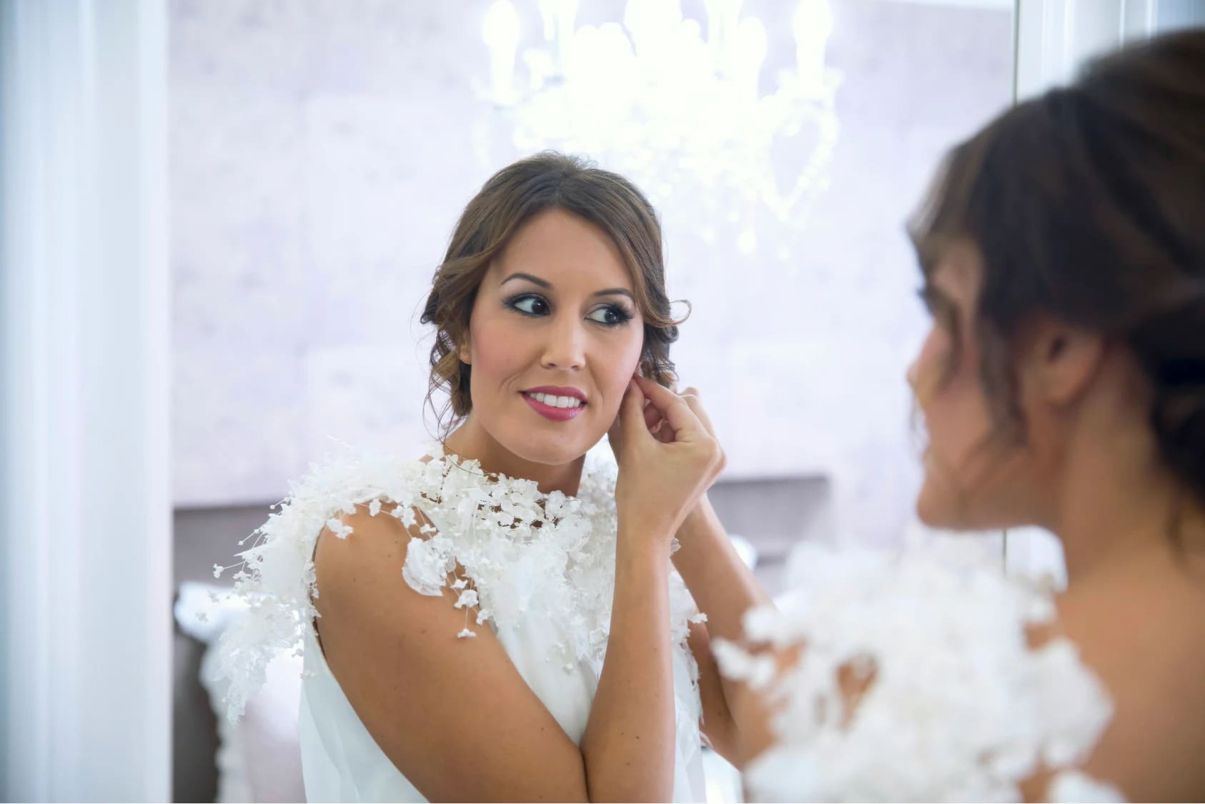 una novia maquillada mirándose al espejo